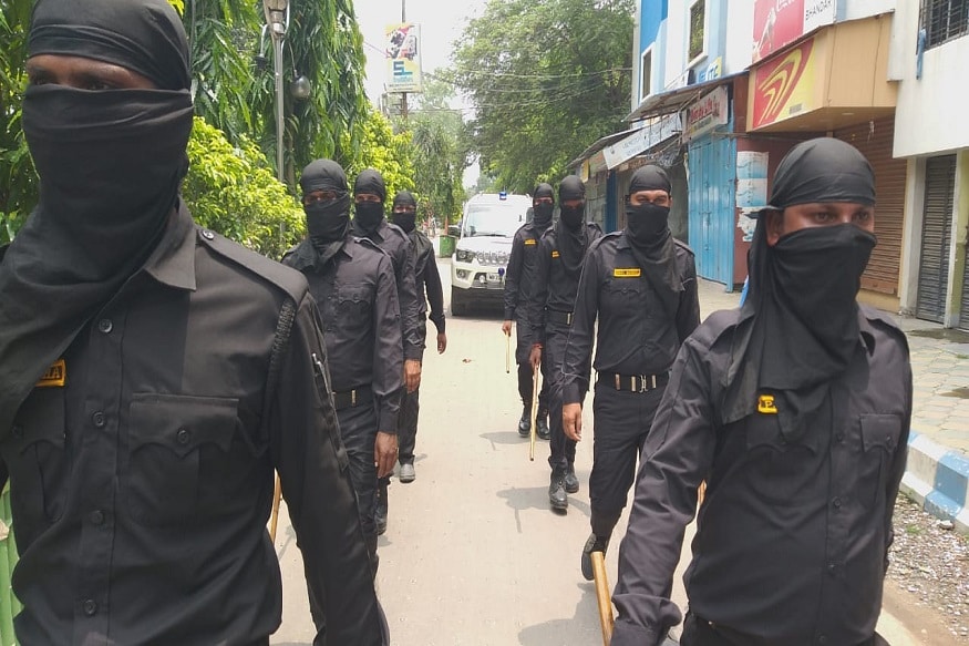 *লকডাউনের দ্বিতীয় দিনেও মালদহে কড়া পুলিশ। বেলা বাড়তেই মালদা শহর জুড়ে ব্যাপক পুলিশি অভিযান। বেশ কয়েকজনকে লাঠিপেটা। *লকডাউনের দ্বিতীয় দিনেও মালদহে কড়া পুলিশ। বেলা বাড়তেই মালদা শহর জুড়ে ব্যাপক পুলিশি অভিযান। বেশ কয়েকজনকে লাঠিপেটা।