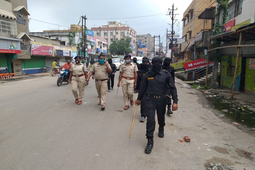 *লকডাউনেও মালদহের একাংশের মানুষ এবং মুষ্টিমেয় ব্যবসায়ীর হুঁশ ফেরেনি। সকাল ১১টার পরেও রাস্তায় আড্ডা, দোকান খুলে বসা প্রভৃতি নানা কারণে চলছে পুলিশের অভিযান। অনেককে ধমক দিয়ে বাড়ি ফেরত পাঠান হয়। *লকডাউনেও মালদহের একাংশের মানুষ এবং মুষ্টিমেয় ব্যবসায়ীর হুঁশ ফেরেনি। সকাল ১১টার পরেও রাস্তায় আড্ডা, দোকান খুলে বসা প্রভৃতি নানা কারণে চলছে পুলিশের অভিযান। অনেককে ধমক দিয়ে বাড়ি ফেরত পাঠান হয়।
