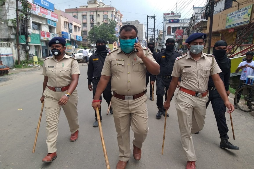 *জেলা স্বাস্থ্য দফতর সূত্রের খবর, মালদহে ২৪ ঘন্টায় নতুন করে ৪৫ জন আক্রান্ত হওয়ায় জেলায় সংক্রমিত সংখ্যা বেড়ে দাঁড়িয়েছে প্রায় ৯৫০। এদিন নতুন করে যাঁরা করোনা আক্রান্ত হয়েছেন তাঁদের মধ্যে ইংরেজবাজার ব্লকের সর্বাধিক ১৬ জন। *জেলা স্বাস্থ্য দফতর সূত্রের খবর, মালদহে ২৪ ঘন্টায় নতুন করে ৪৫ জন আক্রান্ত হওয়ায় জেলায় সংক্রমিত সংখ্যা বেড়ে দাঁড়িয়েছে প্রায় ৯৫০। এদিন নতুন করে যাঁরা করোনা আক্রান্ত হয়েছেন তাঁদের মধ্যে ইংরেজবাজার ব্লকের সর্বাধিক ১৬ জন।