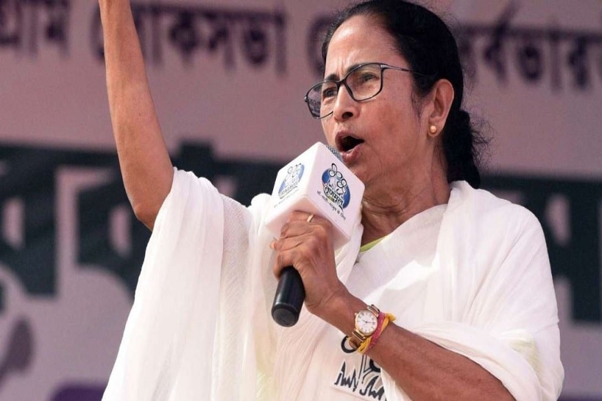 কেন্দ্রের আয়ুষ্মান প্রকল্প নিয়েও আক্রমণ শানান মুখ্যমন্ত্রী মমতা বন্দ্যোপাধ্যায় ৷ বলেন, ‘কেন্দ্রের প্রকল্পে ৬০ কেন্দ্র ও ৪০ রাজ্যকে দিতে হয় ৷ আমাদের স্বাস্থ্যসাথীতে ১০০ টাকাই আমরা দিই ৷ এতে ৫ লক্ষ টাকার সুবিধা পাবেন ৷ ‘স্বাস্থ্য সাথী’ প্রকল্প এনেছি দু’বছর আগেই ৷ এখন ওরা চায় আয়ুষ্মান ভারত প্রকল্প রূপায়ন করতে ৷ ’Photo- File কেন্দ্রের আয়ুষ্মান প্রকল্প নিয়েও আক্রমণ শানান মুখ্যমন্ত্রী মমতা বন্দ্যোপাধ্যায় ৷ বলেন, ‘কেন্দ্রের প্রকল্পে ৬০ কেন্দ্র ও ৪০ রাজ্যকে দিতে হয় ৷ আমাদের স্বাস্থ্যসাথীতে ১০০ টাকাই আমরা দিই ৷ এতে ৫ লক্ষ টাকার সুবিধা পাবেন ৷ ‘স্বাস্থ্য সাথী’ প্রকল্প এনেছি দু’বছর আগেই ৷ এখন ওরা চায় আয়ুষ্মান ভারত প্রকল্প রূপায়ন করতে ৷ ’Photo- File