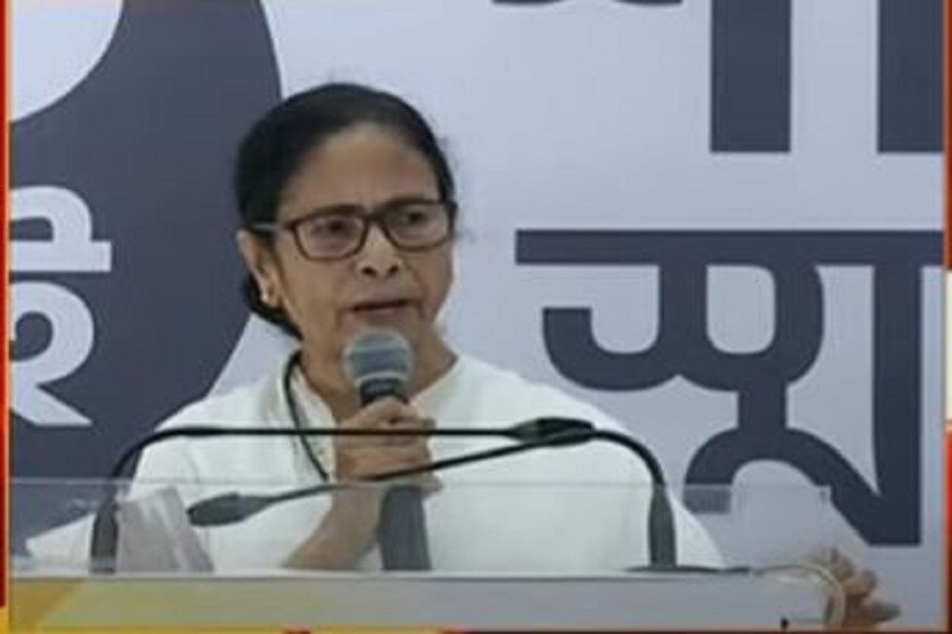 এনিয়ে নাম না করে বিজেপিকে তুলোধনা করলেন মুখ্যমন্ত্রী ৷ বলেন, ‘ফেক আইটি সেল খবর করছে, কাউকে পুজোর সময় বেরতে দেওয়া হবে না, দুর্গাপুজো কী তাঁরা জানেই না ৷’ মমতা বন্দ্যোপাধ্যায়ের চ্যালেঞ্জ, ‘লুকিয়ে হোয়াটসঅ্যাপ করছেন কেন? সামনে এসে বলুন সরকার এই কথা বলেছে ৷’ এনিয়ে নাম না করে বিজেপিকে তুলোধনা করলেন মুখ্যমন্ত্রী ৷ বলেন, ‘ফেক আইটি সেল খবর করছে, কাউকে পুজোর সময় বেরতে দেওয়া হবে না, দুর্গাপুজো কী তাঁরা জানেই না ৷’ মমতা বন্দ্যোপাধ্যায়ের চ্যালেঞ্জ, ‘লুকিয়ে হোয়াটসঅ্যাপ করছেন কেন? সামনে এসে বলুন সরকার এই কথা বলেছে ৷’