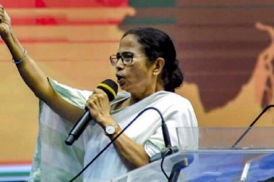 তৃণমূলের মতে, আদিবাসী শিকারীর মূর্তিকে বিরসা মুন্ডার বলে দাবি করে আসলে বীরসা মুন্ডাকেই অপমান করেছে বিজেপি ৷ যদিও বিজেপির তরফে এই নিয়ে কোনও জবাব আসেনি ৷ এ প্রসঙ্গে মুখ্যমন্ত্রীও বলেন, ‘বিরসা মুণ্ডা বলে অন্য মূর্তির গলায় মালাদিয়েছেন । আর কত কী দেখতে হবে ৷’ ফাইল চিত্র