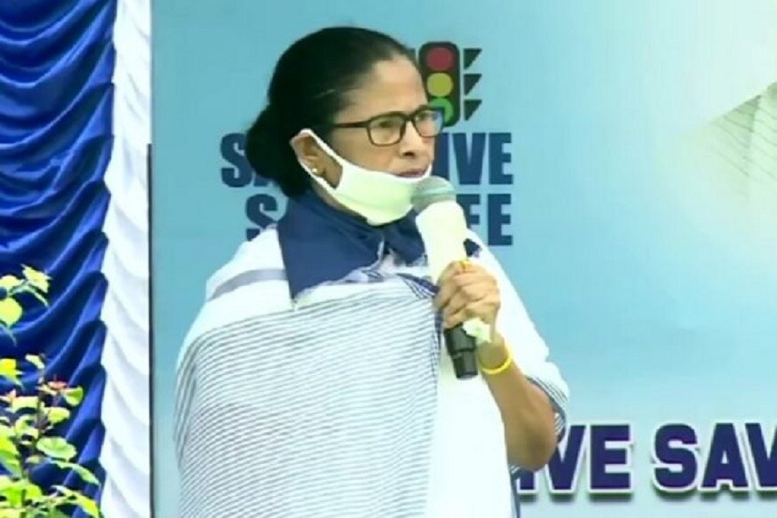 আমফানের ত্রাণ দুর্নীতি প্রসঙ্গে বিরোধীদের তোপ মুখ্যমন্ত্রীর ৷ এদিন তিনি বলেন, পঞ্চায়েতে দুর্নীতির অভ্যাস বাম জমানার। বাম আমলে পঞ্চায়েতে ১০০ শতাংশ দুর্নীতি হত। এখন ৭-৮ শতাংশ দুর্নীতি হয়। তবে ক্ষতিপূরণ অনিয়মে ব্যবস্থা নিচ্ছে পুলিশ। আমফানের ত্রাণ দুর্নীতি প্রসঙ্গে বিরোধীদের তোপ মুখ্যমন্ত্রীর ৷ এদিন তিনি বলেন, পঞ্চায়েতে দুর্নীতির অভ্যাস বাম জমানার। বাম আমলে পঞ্চায়েতে ১০০ শতাংশ দুর্নীতি হত। এখন ৭-৮ শতাংশ দুর্নীতি হয়। তবে ক্ষতিপূরণ অনিয়মে ব্যবস্থা নিচ্ছে পুলিশ।