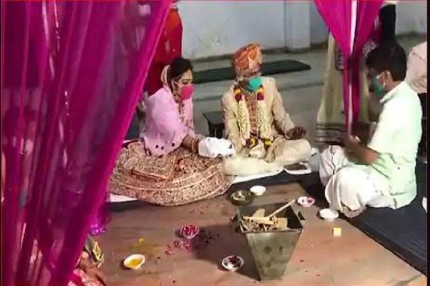 হিসার জেলার ডোগরান মহল্লায় এক বিয়ে বাড়ি পরিণত হল করোনা বাড়িতে৷ বর -কনে সহ বিয়েতে অংশ নেওয়া ১৩০ জনই করোনা পজিটিভ হয়েছেন৷ ২৯ জুন এই বিয়ে বাড়ি উপলক্ষ্যে ১৫০ -২০০ লোক একত্রিত হয়েছিলেন৷ পুলিশ আয়োজক পরিবারের বিরুদ্ধে মামলা দায়ের করেছে৷ তবে এখনও অবধি আইনি কোনও পদক্ষেপ নেওয়া হয়নি৷ Photo- Representative হিসার জেলার ডোগরান মহল্লায় এক বিয়ে বাড়ি পরিণত হল করোনা বাড়িতে৷ বর -কনে সহ বিয়েতে অংশ নেওয়া ১৩০ জনই করোনা পজিটিভ হয়েছেন৷ ২৯ জুন এই বিয়ে বাড়ি উপলক্ষ্যে ১৫০ -২০০ লোক একত্রিত হয়েছিলেন৷ পুলিশ আয়োজক পরিবারের বিরুদ্ধে মামলা দায়ের করেছে৷ তবে এখনও অবধি আইনি কোনও পদক্ষেপ নেওয়া হয়নি৷ Photo- Representative