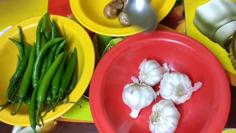 এবার তিন থেকে চার টুকরো রসুন নিন। ও একটা কাঁচা লঙ্কা। photo source collected 