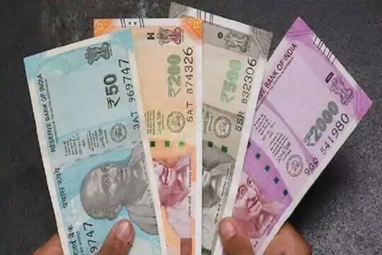 আর বিনিয়োগের ক্ষেত্রে রিস্ক ফ্যাক্টরও থেকে যায়। সে ক্ষেত্রে বেশি টাকা রিটার্নের কথা বলে ELSS। তবে, ইকিউয়িটি মার্কেটের জন্য এতে রিস্ক একটু-আধটু থেকে যেতে পারে। তার থেকে অনেকটাই কম রিস্ক থাকে PPF-এ। এর রিটার্ন অন্য স্কিমের থেকে কম থাকলেও এই স্কিমে বিনিয়োগে কিন্তু সুরক্ষা বেশি।