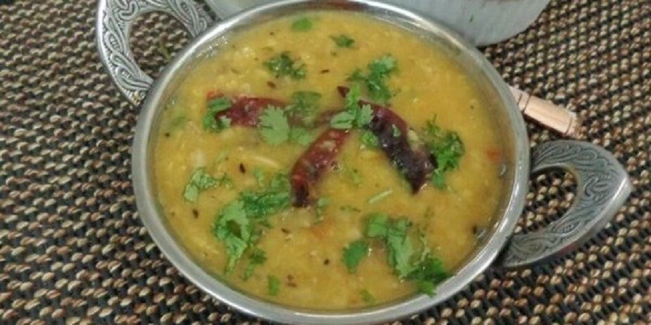 আম সজনের ডাল বানাতে-- প্রথমে ডাল ভাল করে ধুয়ে সব মশলা আর তেল ভাল করে মেখে নিন। এবার এই মাখা ডালে জল মিশিয়ে ফোটাতে বসান। ডাল একটু ফুটে এলে সজনে ডাঁটা টুকরো করে ডালের মধ্যে মেশান। আম সজনের ডাল বানাতে-- প্রথমে ডাল ভাল করে ধুয়ে সব মশলা আর তেল ভাল করে মেখে নিন। এবার এই মাখা ডালে জল মিশিয়ে ফোটাতে বসান। ডাল একটু ফুটে এলে সজনে ডাঁটা টুকরো করে ডালের মধ্যে মেশান।