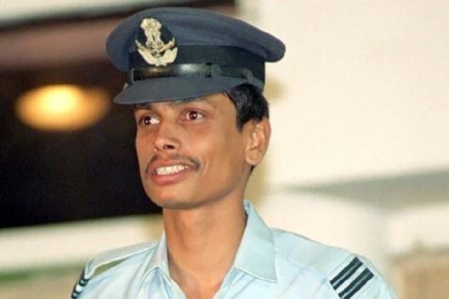 ▪️ফ্লাইট লেফটেন্যান্ট কে নচিকেতা- ভারতীয় সেনা যেমন কার্গিল যুদ্ধে অপারেশন বিজয়ের ডাক দিয়েছিল৷ তেমনই অপারেশন সাফেদ সাগরের ডাক দিয়েছিল ভারতীয় বায়ুসেনা৷ সেই মিশনে প্রথম সারিতে ছিলেন ফ্লাইট লেফটেন্যান্ট কে নচিকেতা৷ ২৬ মে, ১৯৯৯ তিনি হানা দিয়েছিলেন বাতালিক সেক্টরের ওপর, তবে কিছু সমস্যা হওয়ায় তাঁর বিমান নামাতে হয় এবং পাক সেনাদের হাতে তিনি চলে আসেন৷ যদিও ৮দিন পর তাঁকে ছেড়ে দেওয়া হয়৷ ▪️ফ্লাইট লেফটেন্যান্ট কে নচিকেতা- ভারতীয় সেনা যেমন কার্গিল যুদ্ধে অপারেশন বিজয়ের ডাক দিয়েছিল৷ তেমনই অপারেশন সাফেদ সাগরের ডাক দিয়েছিল ভারতীয় বায়ুসেনা৷ সেই মিশনে প্রথম সারিতে ছিলেন ফ্লাইট লেফটেন্যান্ট কে নচিকেতা৷ ২৬ মে, ১৯৯৯ তিনি হানা দিয়েছিলেন বাতালিক সেক্টরের ওপর, তবে কিছু সমস্যা হওয়ায় তাঁর বিমান নামাতে হয় এবং পাক সেনাদের হাতে তিনি চলে আসেন৷ যদিও ৮দিন পর তাঁকে ছেড়ে দেওয়া হয়৷