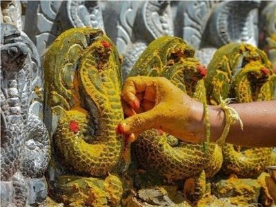 এবছর নাগপঞ্চমী পড়েছে ২৫ জুলাই, শনিবার ৷ এদিন চন্দ্রমা উত্তরা ফাল্গুনী নক্ষত্রে দুপুর ২ বেজে ১৭ মিনিটে প্রবেশ করবে ৷ এই সময়টি অত্যন্ত শুভ ৷ যাদের ভাগ্য কুন্ডলী থেকে কালসর্প দোষ কাটাতে এই মুহূর্ত বিশেষ উপযোগী ৷ এমন নাগপঞ্চমীর রবিযোগে বিশেষ পুজার মাধ্যমে কাটিয়ে ফেলা যায় ভাগ্যচক্রের রাহু কেতু যোগ ৷ এবছর নাগপঞ্চমী পড়েছে ২৫ জুলাই, শনিবার ৷ এদিন চন্দ্রমা উত্তরা ফাল্গুনী নক্ষত্রে দুপুর ২ বেজে ১৭ মিনিটে প্রবেশ করবে ৷ এই সময়টি অত্যন্ত শুভ ৷ যাদের ভাগ্য কুন্ডলী থেকে কালসর্প দোষ কাটাতে এই মুহূর্ত বিশেষ উপযোগী ৷ এমন নাগপঞ্চমীর রবিযোগে বিশেষ পুজার মাধ্যমে কাটিয়ে ফেলা যায় ভাগ্যচক্রের রাহু কেতু যোগ ৷