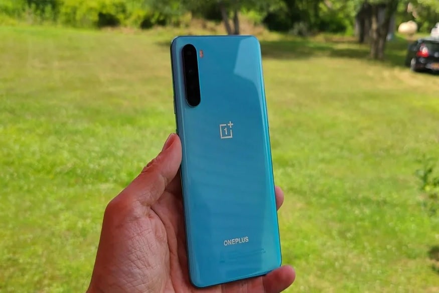 OnePlus-এর নতুন ফোন বাজারে আসা মানেই সেটাকে নিয়ে সবার মধ্যে বাড়তি আগ্রহ থাকবেই ৷ সাধারণত ফ্ল্যাগশিপ ফোনই বাজারে লঞ্চ করে এই সংস্থা ৷ অর্থাৎ সব ফোনগুলিই ৩৫ হাজারের উপরে দাম ৷ যা হয়তো সবার পক্ষে কেনা সম্ভব হয়ে ওঠে না ৷ তবে এবার তুলনায় অনেকটাই সস্তা ‘মিড রেঞ্জ’ সেগমেন্টের ফোন বাজারে এনেছে ওয়ানপ্লাস ৷ যার নাম OnePlus Nord ৷ দাম শুরু ২৪,৯৯৯ টাকা থেকে ৷ ৫জি ফোন ছাড়াও এই ফোনের ফিচার্সগুলি দুর্দান্ত ৷ অনেক কম দামে এত ভাল ফোন বাজারে ইতিমধ্যেই হইচই ফেলে দিয়েছে ৷ কিন্তু এই ফোনে বেশ কিছু এমন অনেক জিনিসই নেই ৷ যা হয়তো থাকলে ভাল হত ৷ তাই ফোন কেনার আগে ভাল করে জেনে নিন ওয়ানপ্লাস নর্ড নিয়ে সমস্ত বিষয়গুলি ৷ Photo: Collected OnePlus-এর নতুন ফোন বাজারে আসা মানেই সেটাকে নিয়ে সবার মধ্যে বাড়তি আগ্রহ থাকবেই ৷ সাধারণত ফ্ল্যাগশিপ ফোনই বাজারে লঞ্চ করে এই সংস্থা ৷ অর্থাৎ সব ফোনগুলিই ৩৫ হাজারের উপরে দাম ৷ যা হয়তো সবার পক্ষে কেনা সম্ভব হয়ে ওঠে না ৷ তবে এবার তুলনায় অনেকটাই সস্তা ‘মিড রেঞ্জ’ সেগমেন্টের ফোন বাজারে এনেছে ওয়ানপ্লাস ৷ যার নাম OnePlus Nord ৷ দাম শুরু ২৪,৯৯৯ টাকা থেকে ৷ ৫জি ফোন ছাড়াও এই ফোনের ফিচার্সগুলি দুর্দান্ত ৷ অনেক কম দামে এত ভাল ফোন বাজারে ইতিমধ্যেই হইচই ফেলে দিয়েছে ৷ কিন্তু এই ফোনে বেশ কিছু এমন অনেক জিনিসই নেই ৷ যা হয়তো থাকলে ভাল হত ৷ তাই ফোন কেনার আগে ভাল করে জেনে নিন ওয়ানপ্লাস নর্ড নিয়ে সমস্ত বিষয়গুলি ৷ Photo: Collected