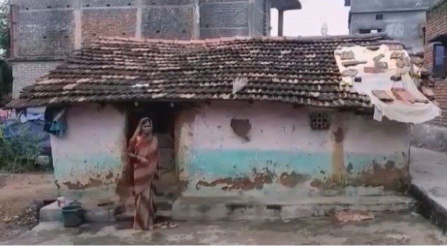 বিধায়ক এই গোটা ঘটনা দেখে চমকে যান। তিনি তৎপর হওয়াতেই নড়েচড়ে বসে বিদ্যুৎ দফতর। এর পর তারা জানায় ওই মহিলার মিটার খারাপ থাকাতেই এত বিল এসেছে। তারা নতুন বিল পাঠাবেন। এই কথার পরই স্বস্তি মেলে ওই মহিলার। তবে এই ঘটনায় তাজ্জব সকলে। এমন কাজ কি করে করতে পারে বিদ্যুৎ দফতর। তা নিয়ে উঠছে প্রশ্ন।photo source collected বিধায়ক এই গোটা ঘটনা দেখে চমকে যান। তিনি তৎপর হওয়াতেই নড়েচড়ে বসে বিদ্যুৎ দফতর। এর পর তারা জানায় ওই মহিলার মিটার খারাপ থাকাতেই এত বিল এসেছে। তারা নতুন বিল পাঠাবেন। এই কথার পরই স্বস্তি মেলে ওই মহিলার। তবে এই ঘটনায় তাজ্জব সকলে। এমন কাজ কি করে করতে পারে বিদ্যুৎ দফতর। তা নিয়ে উঠছে প্রশ্ন।photo source collected