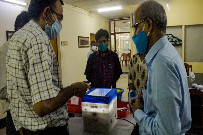  আইআইটির একদল গবেষকের দাবি, তাঁরা র‍্যাপিড টেস্টের একটি বিশেষ পদ্ধতি আবিষ্কার করে ফেলেছেন যা ব্যবহার করে বাড়ি বসেই টেস্টটি করা সম্ভব হবে। ছুটতে হবে না পরীক্ষাকেন্দ্রে।