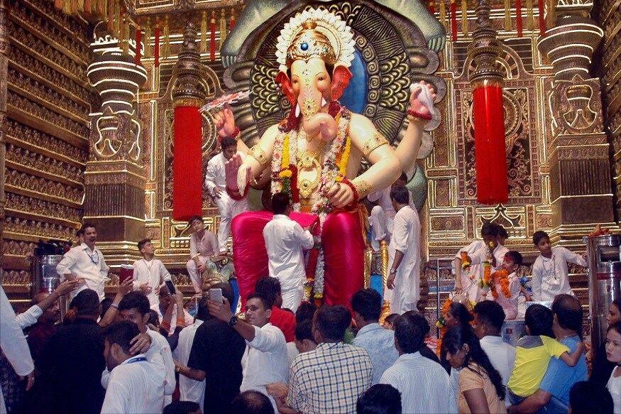এই পরিস্থিতিতে মহারাষ্ট্রের মুখ্যমন্ত্রী উদ্ধব ঠাকরেও অনুরোধ করেছেন যাতে সকলেই ছোট করে গণেশপুজো সারেন। এই পরিস্থিতিতে মহারাষ্ট্রের মুখ্যমন্ত্রী উদ্ধব ঠাকরেও অনুরোধ করেছেন যাতে সকলেই ছোট করে গণেশপুজো সারেন।