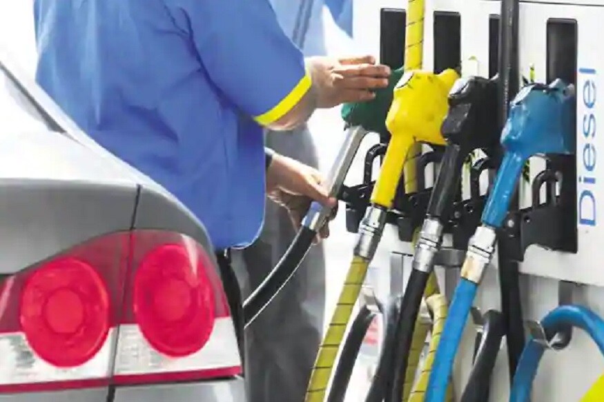 আপাতত সরকারি তেল সংস্থাগুলি HPCL, BPCL, IOC মঙ্গলবার পেট্রোল ও ডিজেলের দামে কোনও বদল করেনি ৷ দিল্লিতে এ দিন পেট্রোলের দাম ৮০.৪৩ টাকা প্রতি লিটার ৷ ডিজেলের দাম লিটার প্রতি ৮১.০৫ টাকায় অপরিবর্তিত রয়েছে ৷ রবিবার ডিজেলের দাম ১৬ পয়সা এবং সোমবার ১১ পয়সা প্রতি লিটারে বাড়ানো হয়েছিল ৷ প্রত্যেক রাজ্য তেলের উপর আলাদা আলাদা ভ্যাট নিয়ে থাকে ৷ এর জেরে প্রত্যেক রাজ্যে পেট্রোল ও ডিজেলের দাম আলাদা আলাদা হয় ৷ আপাতত সরকারি তেল সংস্থাগুলি HPCL, BPCL, IOC মঙ্গলবার পেট্রোল ও ডিজেলের দামে কোনও বদল করেনি ৷ দিল্লিতে এ দিন পেট্রোলের দাম ৮০.৪৩ টাকা প্রতি লিটার ৷ ডিজেলের দাম লিটার প্রতি ৮১.০৫ টাকায় অপরিবর্তিত রয়েছে ৷ রবিবার ডিজেলের দাম ১৬ পয়সা এবং সোমবার ১১ পয়সা প্রতি লিটারে বাড়ানো হয়েছিল ৷ প্রত্যেক রাজ্য তেলের উপর আলাদা আলাদা ভ্যাট নিয়ে থাকে ৷ এর জেরে প্রত্যেক রাজ্যে পেট্রোল ও ডিজেলের দাম আলাদা আলাদা হয় ৷