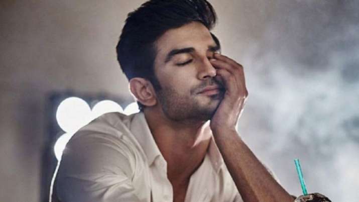 কয়েকদিন আগেই বিজেপি সাংসদ সুব্রহ্মণ্যম স্বামী, সুশান্ত-অনুরাগীদের কাছে আর্জি জানান, নিজের নিজের এলাকার সাংসদদের প্রধানমন্ত্রীকে চিঠি লিখতে বলুন। সুশান্তের মৃত্যুতে সিবিআইয়ের হাতে তদন্তভার তুলে দেওয়ার আর্জি জানিয়ে সাংসদদের বলুন প্রধানমন্ত্রীকে চিঠি লিখতে। সুব্রহ্মণ্যম স্বামী নিজেও নরেন্দ্র মোদিকে চিঠি লেখেন। তারই প্রাপ্তিস্বীকার করেছে প্রধানমন্ত্রীর দফতর। এতেই অনেকে ইঙ্গিত পাচ্ছেন, তা হলে হয়ত সিবিআইকে তদন্তভার দেওয়ার কথা কেন্দ্রও ভাবছে। সে কারণেই হয়ত সুব্রহ্মণ্যম স্বামীর চিঠির প্রাপ্তিস্বীকার প্রধানমন্ত্রীর দফতরের। সুশান্ত সিংয়ের অস্বাভাবিক মৃত্যুর পরে এক মাসেরও বেশি কেটে গিয়েছে। কিন্তু, এখনও বিতর্ক থামেনি। তদন্তকারীদের নজরে বলিউডের হেভিওয়েটরাও। কয়েকদিন আগেই বিজেপি সাংসদ সুব্রহ্মণ্যম স্বামী, সুশান্ত-অনুরাগীদের কাছে আর্জি জানান, নিজের নিজের এলাকার সাংসদদের প্রধানমন্ত্রীকে চিঠি লিখতে বলুন। সুশান্তের মৃত্যুতে সিবিআইয়ের হাতে তদন্তভার তুলে দেওয়ার আর্জি জানিয়ে সাংসদদের বলুন প্রধানমন্ত্রীকে চিঠি লিখতে। সুব্রহ্মণ্যম স্বামী নিজেও নরেন্দ্র মোদিকে চিঠি লেখেন। তারই প্রাপ্তিস্বীকার করেছে প্রধানমন্ত্রীর দফতর। এতেই অনেকে ইঙ্গিত পাচ্ছেন, তা হলে হয়ত সিবিআইকে তদন্তভার দেওয়ার কথা কেন্দ্রও ভাবছে। সে কারণেই হয়ত সুব্রহ্মণ্যম স্বামীর চিঠির প্রাপ্তিস্বীকার প্রধানমন্ত্রীর দফতরের। সুশান্ত সিংয়ের অস্বাভাবিক মৃত্যুর পরে এক মাসেরও বেশি কেটে গিয়েছে। কিন্তু, এখনও বিতর্ক থামেনি। তদন্তকারীদের নজরে বলিউডের হেভিওয়েটরাও।
