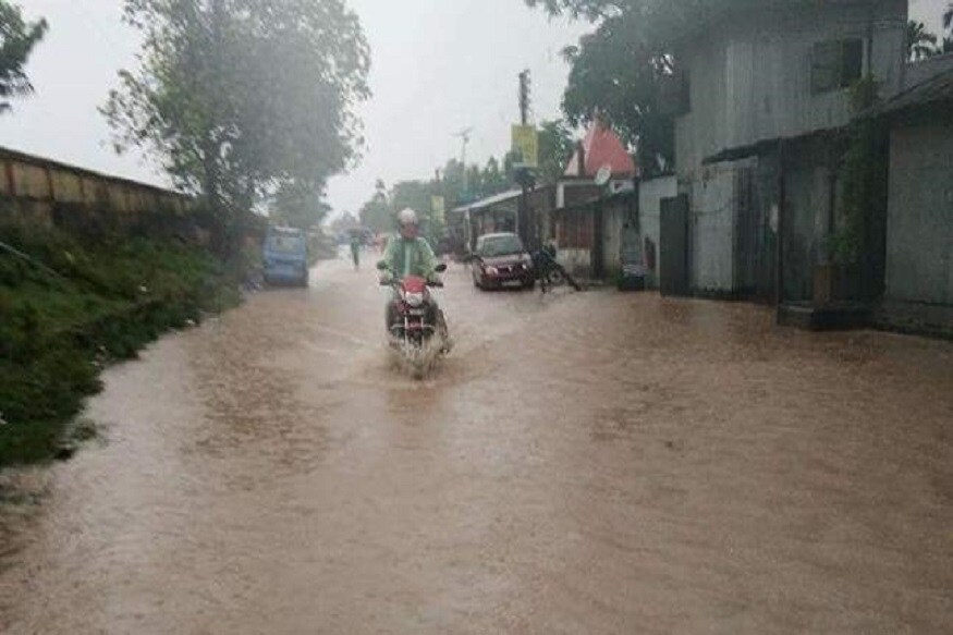 আলিপুর হাওয়া অফিস জানাচ্ছে, অতিভারী বৃষ্টি হতে পারে দার্জিলিং, কালিম্পং ও উত্তর দিনাজপুরেও৷ ভারী বৃষ্টি হবে মালদহ ও দক্ষিণ দিনাজপুরে৷ আলিপুর হাওয়া অফিস জানাচ্ছে, অতিভারী বৃষ্টি হতে পারে দার্জিলিং, কালিম্পং ও উত্তর দিনাজপুরেও৷ ভারী বৃষ্টি হবে মালদহ ও দক্ষিণ দিনাজপুরে৷