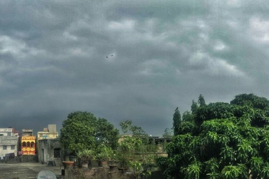 কলকাতায় আজ সকালে সর্বনিম্ন তাপমাত্রা ছিল ২৭.৫ ডিগ্রি সেলসিয়াস। স্বাভাবিকের থেকে ১ ডিগ্রি সেলসিয়াস বেশি। গতকাল বিকেলে সর্বোচ্চ তাপমাত্রা ছিল ৩৩.৪ ডিগ্রি সেলসিয়াস। স্বাভাবিকের থেকে এক ডিগ্রি বেশি। বাতাসের আপেক্ষিক আদ্রতার পরিমাণ ৭৫ থেকে ৯২ শতাংশ। গত ২৪ ঘন্টায় বৃষ্টি হয়েছে সামান্য ৬.৫ মিলিমিটার। কলকাতায় আজ সকালে সর্বনিম্ন তাপমাত্রা ছিল ২৭.৫ ডিগ্রি সেলসিয়াস। স্বাভাবিকের থেকে ১ ডিগ্রি সেলসিয়াস বেশি। গতকাল বিকেলে সর্বোচ্চ তাপমাত্রা ছিল ৩৩.৪ ডিগ্রি সেলসিয়াস। স্বাভাবিকের থেকে এক ডিগ্রি বেশি। বাতাসের আপেক্ষিক আদ্রতার পরিমাণ ৭৫ থেকে ৯২ শতাংশ। গত ২৪ ঘন্টায় বৃষ্টি হয়েছে সামান্য ৬.৫ মিলিমিটার।