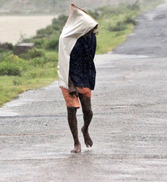 বৃহস্পতিবার থেকে রবিবার ভারী বৃষ্টির সতর্কতা উত্তরবঙ্গে। ৯ জুলাই থেকে টানা বৃষ্টির পূর্বাভাস দার্জিলিং, কালিম্পঙে। অতি ভারী বৃষ্টি হতে পারে জলপাইগুড়িতে।
