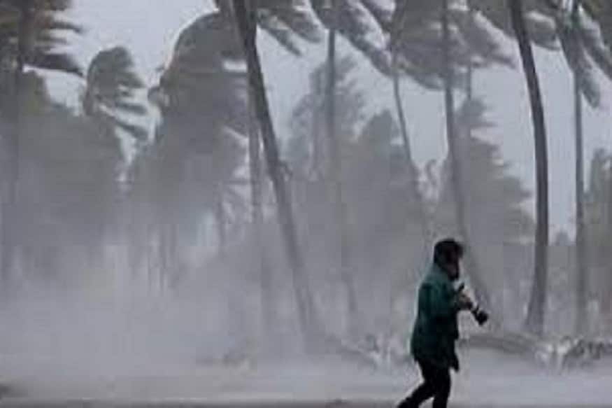 আগামী ২৪ ঘণ্টায় উত্তরবঙ্গের ওপরের দিকের পাঁচ জেলা দার্জিলিং কালিম্পং আলিপুরদুয়ার কোচবিহার জলপাইগুড়ি তে ভারী বৃষ্টির পূর্বাভাস। ৭০ থেকে ১০০ মিলিমিটার পর্যন্ত বৃষ্টিপাত হতে পারে। বুধ ও বৃহস্পতিবার অতি ভারী বৃষ্টির হলুদ সর্তকতা। ৭০ থেকে ২০০ মিলিমিটার পর্যন্ত বৃষ্টিপাতকে আবার প্রবল সম্ভাবনা। দার্জিলিং জেলা সহ ওপরের দিকের ৫ জেলাতেই বিক্ষিপ্তভাবে দু-এক পশলা অতি ভারী বৃষ্টি হতে পারে। শুক্রবারেও ভারী বৃষ্টির পূর্বাভাস রয়েছে দার্জিলিং সহ ওপরের দিকের জেলাগুলিতে।Photo- File আগামী ২৪ ঘণ্টায় উত্তরবঙ্গের ওপরের দিকের পাঁচ জেলা দার্জিলিং কালিম্পং আলিপুরদুয়ার কোচবিহার জলপাইগুড়ি তে ভারী বৃষ্টির পূর্বাভাস। ৭০ থেকে ১০০ মিলিমিটার পর্যন্ত বৃষ্টিপাত হতে পারে। বুধ ও বৃহস্পতিবার অতি ভারী বৃষ্টির হলুদ সর্তকতা। ৭০ থেকে ২০০ মিলিমিটার পর্যন্ত বৃষ্টিপাতকে আবার প্রবল সম্ভাবনা। দার্জিলিং জেলা সহ ওপরের দিকের ৫ জেলাতেই বিক্ষিপ্তভাবে দু-এক পশলা অতি ভারী বৃষ্টি হতে পারে। শুক্রবারেও ভারী বৃষ্টির পূর্বাভাস রয়েছে দার্জিলিং সহ ওপরের দিকের জেলাগুলিতে।Photo- File