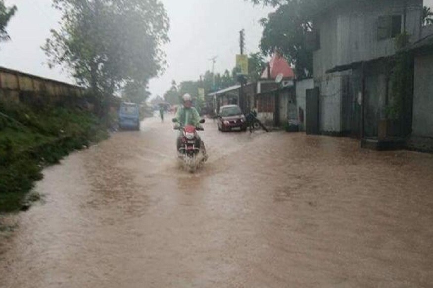 শনিবার থেকেই বিক্ষিপ্ত ভারী বৃষ্টি শুরু হবে উত্তরবঙ্গে। দার্জিলিং, কালিম্পং, আলিপুরদুয়ার, কোচবিহার, জলপাইগুড়ি জেলাতে ৭০ থেকে ২০০ মিলিমিটার বৃষ্টি এবং মালদা ,উত্তর ও দক্ষিণ দিনাজপুরে ৭০ থেকে ১১০ মিলিমিটার বৃষ্টি হওয়ার সম্ভাবনা। বৃষ্টি বাড়বে রবিবার ও সোমবার।এই দু’দিন উত্তরবঙ্গে প্রবল বৃষ্টি হওয়ার সম্ভাবনা রয়েছে। দার্জিলিং, কালিম্পং, আলিপুরদুয়ার, কোচবিহার, জলপাইগুড়ি জেলা থেকে কোথাও কোথাও ২০০ মিলিমিটারের বেশি বৃষ্টিপাতের আশঙ্কা। ভারী বৃষ্টি হবে মালদহ ও দুই দিনাজপুরে। মঙ্গল ও বুধবারেও কোচবিহার, আলিপুরদুয়ারে প্রবল বর্ষণের সম্ভাবনা ৷ ভারী বৃষ্টি হবে দার্জিলিং, কালিম্পং ও জলপাইগুড়িতে। শনিবার থেকেই বিক্ষিপ্ত ভারী বৃষ্টি শুরু হবে উত্তরবঙ্গে। দার্জিলিং, কালিম্পং, আলিপুরদুয়ার, কোচবিহার, জলপাইগুড়ি জেলাতে ৭০ থেকে ২০০ মিলিমিটার বৃষ্টি এবং মালদা ,উত্তর ও দক্ষিণ দিনাজপুরে ৭০ থেকে ১১০ মিলিমিটার বৃষ্টি হওয়ার সম্ভাবনা। বৃষ্টি বাড়বে রবিবার ও সোমবার।এই দু’দিন উত্তরবঙ্গে প্রবল বৃষ্টি হওয়ার সম্ভাবনা রয়েছে। দার্জিলিং, কালিম্পং, আলিপুরদুয়ার, কোচবিহার, জলপাইগুড়ি জেলা থেকে কোথাও কোথাও ২০০ মিলিমিটারের বেশি বৃষ্টিপাতের আশঙ্কা। ভারী বৃষ্টি হবে মালদহ ও দুই দিনাজপুরে। মঙ্গল ও বুধবারেও কোচবিহার, আলিপুরদুয়ারে প্রবল বর্ষণের সম্ভাবনা ৷ ভারী বৃষ্টি হবে দার্জিলিং, কালিম্পং ও জলপাইগুড়িতে।