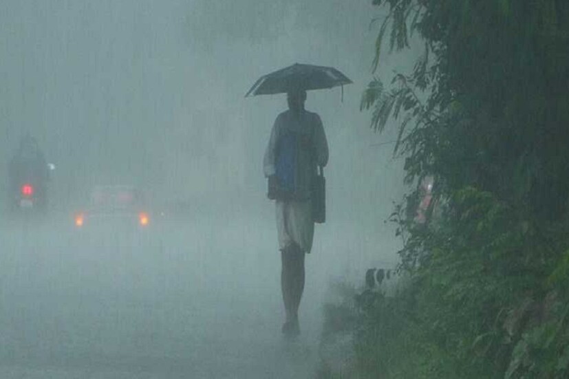 আগামী ৪৮ ঘণ্টায় উত্তর-পশ্চিম ভারতের রাজ্যগুলিতে বিক্ষিপ্ত ভারী বৃষ্টির সম্ভাবনা ৷ উত্তর পূর্ব ও পূর্ব ভারতের রাজ্যগুলিতে বুধবার পর্যন্ত ভারী বৃষ্টির পূর্বাভাস রয়েছে ৷ উত্তরবঙ্গ সিকিম আসাম মেঘালয় অতিভারী বৃষ্টির পূর্বাভাস ৷ অরুণাচল অতিভারী বৃষ্টি হবে রবি ও সোমবার।
