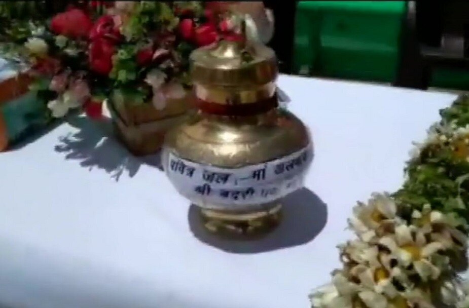 অযোধ্যায় যাচ্ছে বদ্রীনাথের মাটি, অলকানন্দা নদীর জল। বিশ্ব হিন্দু পরিষদের তরফে জানানো হয়েছে, ৫ আগস্ট শিলান্যাস অনুষ্ঠান চলবে সকাল ১১টা থেকে বেলা ১টা পর্যন্ত। প্রধানমন্ত্রীর হাতে রাম মন্দিরের শিলান্যাস পর্ব সম্প্রচারিত হবে দূরদর্শনে। অযোধ্যায় যাচ্ছে বদ্রীনাথের মাটি, অলকানন্দা নদীর জল। বিশ্ব হিন্দু পরিষদের তরফে জানানো হয়েছে, ৫ আগস্ট শিলান্যাস অনুষ্ঠান চলবে সকাল ১১টা থেকে বেলা ১টা পর্যন্ত। প্রধানমন্ত্রীর হাতে রাম মন্দিরের শিলান্যাস পর্ব সম্প্রচারিত হবে দূরদর্শনে।