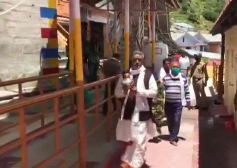 বিশ্ব হিন্দু পরিষদের তরফে জানানো হয়েছে, সোমবারই তাঁদের প্রতিনিধি জল ও মাটি আনার জন্য অযোধ্যা থেকে বেরিয়ে পড়েছেন। নতুন নকশা অনুযায়ী, রামমন্দিরের উচ্চতা ১৪১ ফুট থেকে বাড়িয়ে ১৬১ ফুট করা হবে, যোগ করা হয়েছে ২টো মন্দিরও। বিশ্ব হিন্দু পরিষদের তরফে জানানো হয়েছে, সোমবারই তাঁদের প্রতিনিধি জল ও মাটি আনার জন্য অযোধ্যা থেকে বেরিয়ে পড়েছেন। নতুন নকশা অনুযায়ী, রামমন্দিরের উচ্চতা ১৪১ ফুট থেকে বাড়িয়ে ১৬১ ফুট করা হবে, যোগ করা হয়েছে ২টো মন্দিরও।