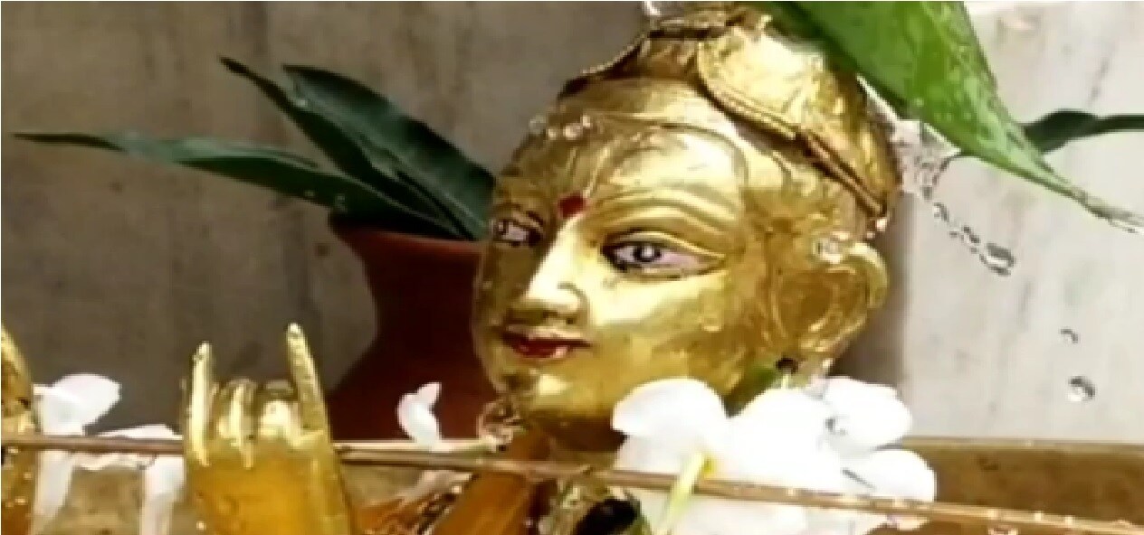 *পুজো দিতে মন্দিরে এলে প্রথমে নিতে হবে নির্দিষ্ট টিকিট। সেই টিকিট দেখিয়ে প্রথম ১৫ জন ভক্ত পাবেন অগ্রাধিকার। মন্দিরের বারান্দায় ওঠার অনুমতি দেওয়া যাবেনা ভক্তদের। অন্ন ভোগ আপাতত বন্ধ থাকছে মন্দিরে। শুধুমাত্র সন্দেশ ও ফল দিয়ে ভোগ দেওয়ার অনুমতি পাবেন ভক্তরা। ছবি: সংগৃহীত। *পুজো দিতে মন্দিরে এলে প্রথমে নিতে হবে নির্দিষ্ট টিকিট। সেই টিকিট দেখিয়ে প্রথম ১৫ জন ভক্ত পাবেন অগ্রাধিকার। মন্দিরের বারান্দায় ওঠার অনুমতি দেওয়া যাবেনা ভক্তদের। অন্ন ভোগ আপাতত বন্ধ থাকছে মন্দিরে। শুধুমাত্র সন্দেশ ও ফল দিয়ে ভোগ দেওয়ার অনুমতি পাবেন ভক্তরা। ছবি: সংগৃহীত।