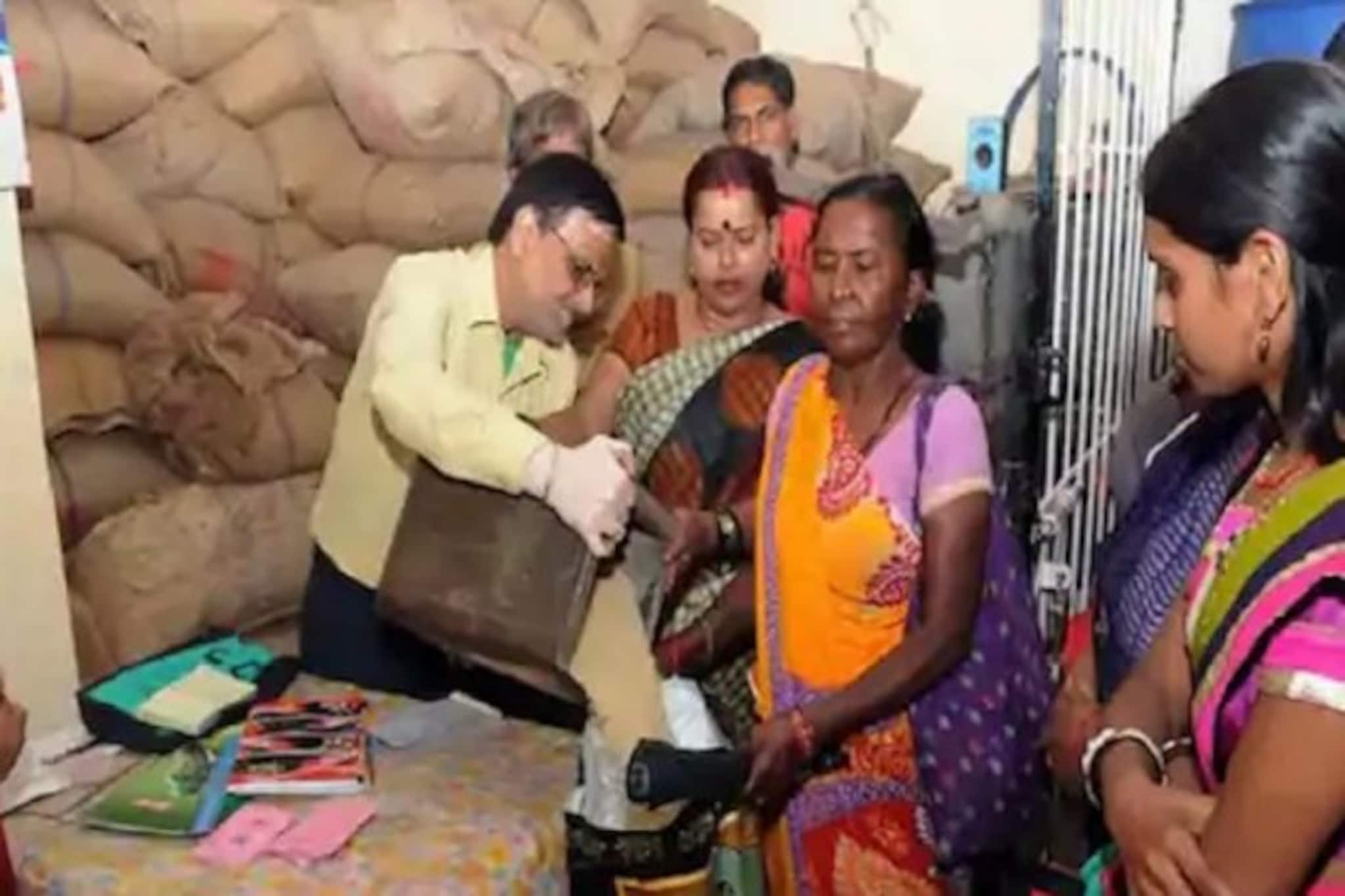 রেশন পেতে অসুবিধা হচ্ছে ? দেখে নিন কী করবেন....