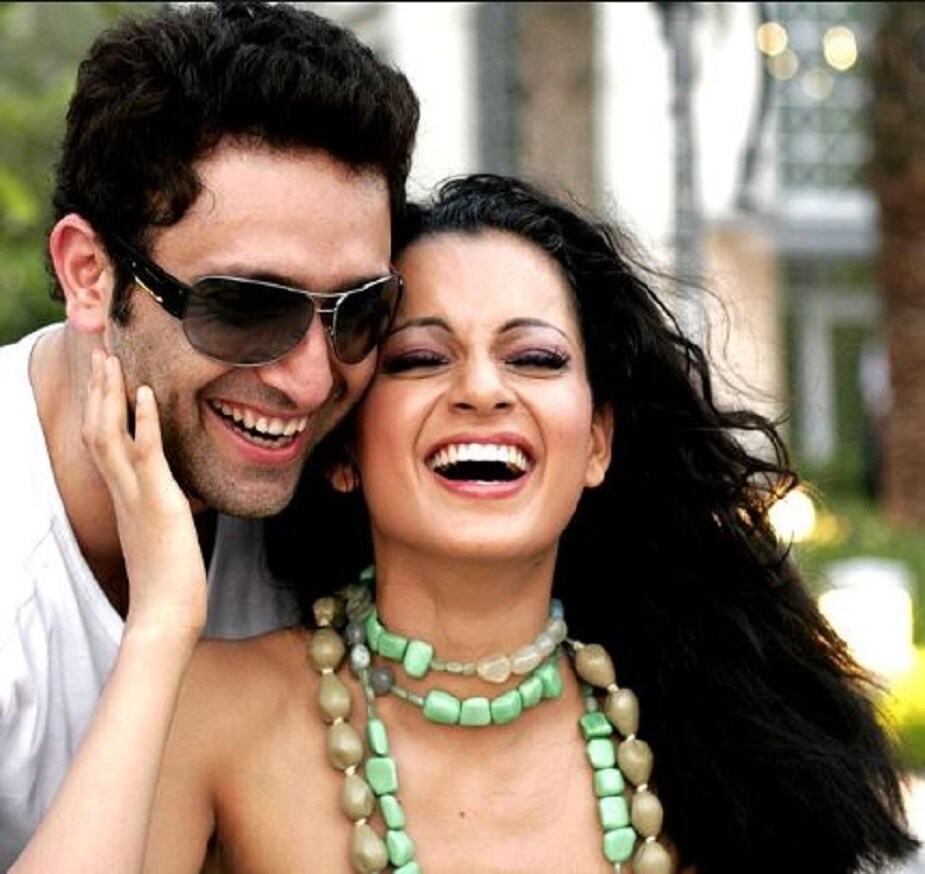 সম্প্রতি রঙ্গোলি ট্যুইট করেন, ২০০৬ সালে 'ও লমহে'-র স্ক্রিনিংয়ে কঙ্গনার দিকে চটি ছুঁড়ে মারেন মহেশ ভাট। রঙ্গোলি লেখেন,'' কঙ্গনার তখন মাত্র ১৯ বছর বয়স। ওকে নিজের ছবিটা পর্যন্ত দেখতে দেননি মহেশ ভাট। সারা রাত কেঁদেছিল কঙ্গনা।'' সম্প্রতি রঙ্গোলি ট্যুইট করেন, ২০০৬ সালে 'ও লমহে'-র স্ক্রিনিংয়ে কঙ্গনার দিকে চটি ছুঁড়ে মারেন মহেশ ভাট। রঙ্গোলি লেখেন,'' কঙ্গনার তখন মাত্র ১৯ বছর বয়স। ওকে নিজের ছবিটা পর্যন্ত দেখতে দেননি মহেশ ভাট। সারা রাত কেঁদেছিল কঙ্গনা।''
