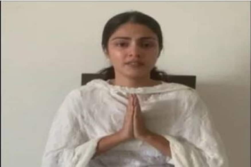 গত ২৮ জুলাই সুশান্তের বান্ধবী রিয়া চক্রবর্তী ও তাঁর পরিবারের বিরুদ্ধে সুশান্তের অ্যাকাউন্ট থেকে টাকা লোপাট সহ একগুচ্ছ অভিযোগ করেন সুশান্তের বাবা কে কে সিংহ । তারপর থেকে আত্মগোপন করে রয়েছেন রিয়া ৷ গত ২৮ জুলাই সুশান্তের বান্ধবী রিয়া চক্রবর্তী ও তাঁর পরিবারের বিরুদ্ধে সুশান্তের অ্যাকাউন্ট থেকে টাকা লোপাট সহ একগুচ্ছ অভিযোগ করেন সুশান্তের বাবা কে কে সিংহ । তারপর থেকে আত্মগোপন করে রয়েছেন রিয়া ৷