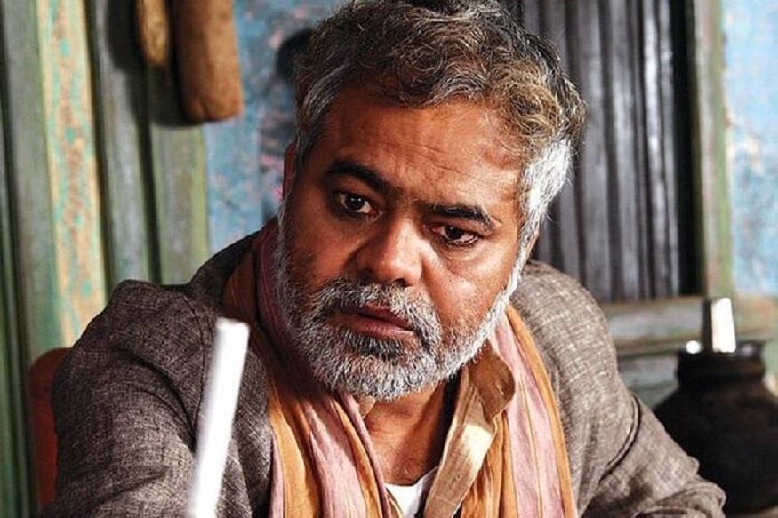 • সঞ্জয় মিশ্রা : ন্যাশনাল স্কুল অফ ড্রামার উজ্জ্বল ছাত্র। দীর্ঘদিন ধরে থিয়েটারের সঙ্গে যুক্ত। কিন্তু তিনি বলিউডে কেবল ‘ভাঁড়ামির’ চরিত্রেই জায়গা পেয়েছেন বারবার। দম লাগাকে হাইসা বা সংকট সিটির মতো ছবিতে দু–একটা ভাল চরিত্র বাদে কতগুলি গদগদে কমিক চরিত্রে অভিনয় করে গিয়েছেন সঞ্জয়। বলিউড তাঁকে আবিষ্কার করেনি। • সঞ্জয় মিশ্রা : ন্যাশনাল স্কুল অফ ড্রামার উজ্জ্বল ছাত্র। দীর্ঘদিন ধরে থিয়েটারের সঙ্গে যুক্ত। কিন্তু তিনি বলিউডে কেবল ‘ভাঁড়ামির’ চরিত্রেই জায়গা পেয়েছেন বারবার। দম লাগাকে হাইসা বা সংকট সিটির মতো ছবিতে দু–একটা ভাল চরিত্র বাদে কতগুলি গদগদে কমিক চরিত্রে অভিনয় করে গিয়েছেন সঞ্জয়। বলিউড তাঁকে আবিষ্কার করেনি।