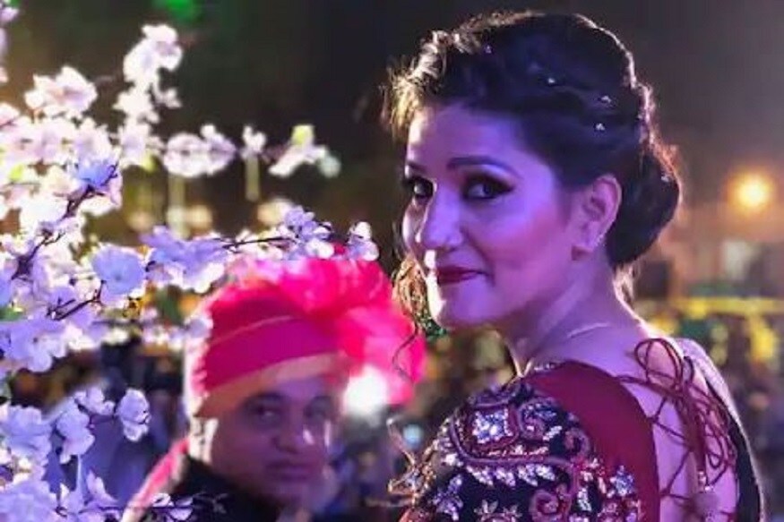 এবার অবশ্য কোনও নাচের বা ঠুমকার ভিডিওতে লোকের মন মজেনি ৷ ভাইরাল হয়েছে স্বপ্না চৌধুরির ছবি! যেখানে নায়িকা -গায়িকাকে সিঁদুর পরা অবস্থায় দেখা যাচ্ছে৷ বিবাহিতে নতুন বউরা যেমন সীমান্ত রাঙিয়ে নেন, ঠিক সেভাবেই স্বপ্নার সিঁথিতে উজ্জ্বল উপস্থিতি লাল সিঁদুরের৷ এই ছবি দেখে স্বপ্নার ফ্যানদের ঘুম ছুটে গেছে ৷Photo- Swapna Chowdhary/ Instagram এবার অবশ্য কোনও নাচের বা ঠুমকার ভিডিওতে লোকের মন মজেনি ৷ ভাইরাল হয়েছে স্বপ্না চৌধুরির ছবি! যেখানে নায়িকা -গায়িকাকে সিঁদুর পরা অবস্থায় দেখা যাচ্ছে৷ বিবাহিতে নতুন বউরা যেমন সীমান্ত রাঙিয়ে নেন, ঠিক সেভাবেই স্বপ্নার সিঁথিতে উজ্জ্বল উপস্থিতি লাল সিঁদুরের৷ এই ছবি দেখে স্বপ্নার ফ্যানদের ঘুম ছুটে গেছে ৷Photo- Swapna Chowdhary/ Instagram