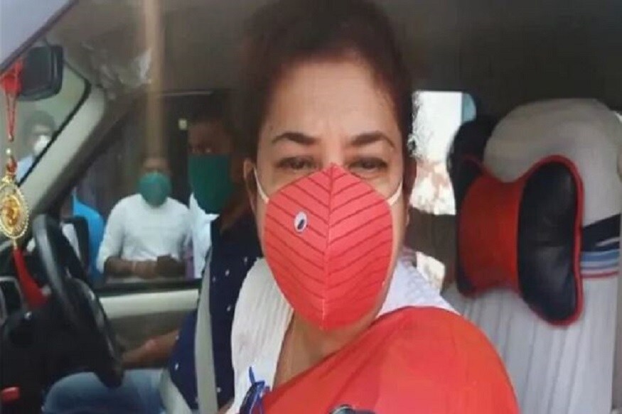 অভিনেত্রীর গড়িয়াহাটের বাড়িকে কন্টেইনমেন্ট জোনে চিহ্নিত করার করার কাজ সেরে ফেলেছে কলকাতা পুরসভা৷ শতাব্দী রায় জানিয়েছেন কয়েকদিন ধরেই তাঁর বয়স্ক বাবা খাবারে কোনও স্বাদ পাচ্ছিলেন না৷ পাশাপাশি শারীরিক দুর্বলতাও ছিল৷ সেই জন্যেই অভিনেত্রী তাঁকে হাসপাতালে ভর্তি করানোর সিদ্ধান্ত নেন৷ সেখানে করোনা পরীক্ষার রিপোর্ট পজিটিভ আসে তাঁর৷Photo- File অভিনেত্রীর গড়িয়াহাটের বাড়িকে কন্টেইনমেন্ট জোনে চিহ্নিত করার করার কাজ সেরে ফেলেছে কলকাতা পুরসভা৷ শতাব্দী রায় জানিয়েছেন কয়েকদিন ধরেই তাঁর বয়স্ক বাবা খাবারে কোনও স্বাদ পাচ্ছিলেন না৷ পাশাপাশি শারীরিক দুর্বলতাও ছিল৷ সেই জন্যেই অভিনেত্রী তাঁকে হাসপাতালে ভর্তি করানোর সিদ্ধান্ত নেন৷ সেখানে করোনা পরীক্ষার রিপোর্ট পজিটিভ আসে তাঁর৷Photo- File