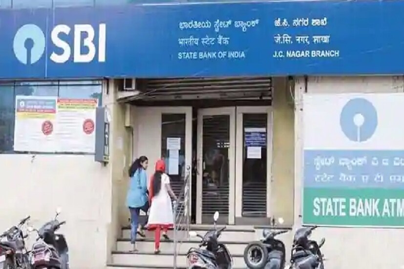 করোনা ভাইরাস পরিস্থিতির জেরে মানুষ ব্যাঙ্কের থেকে এটিএম বেশি ব্যবহার করছেন ৷ তাই গ্রাহকদের যাতে বাড়তি চার্জ দিতে না হয় সেই জন্য স্টেট ব্যাঙ্ক নিয়ে এসেছে একটি বিশেষ পরিষেবা ৷ এবার এসবিআই-এর গ্রাহকরা এটিএম কার্ড ছাড়াই টাকা তুলতে পারবেন ৷ SBI YONO অ্যাপের মাধ্যমে গ্রাহকরা এই সুবিধা পেতে পারেন ৷ এর মাধ্যমে লেনদেন করার জন্য কোনও চার্জ দিতে হবে না ৷ 