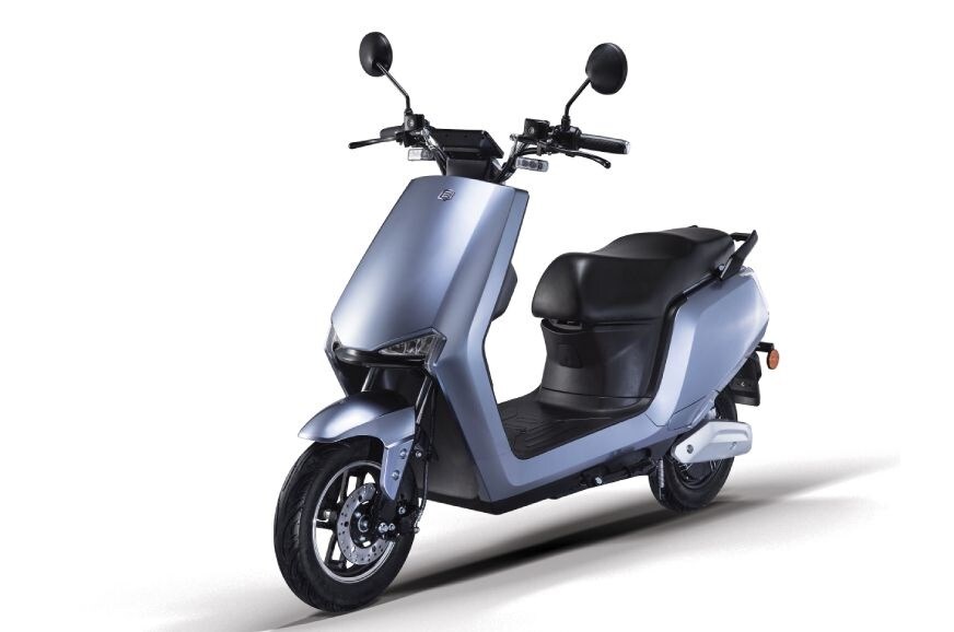 • দুটি মডেলের ক্ষেত্রেই থাকছে 1.45 kWh ব্যাটারি ও 250W হাব মাউন্টেড মটোর। এটি পুরোপুরি চার্জ দিতে সময় লাগবে আনুমানিক দু’ঘণ্টা ১৫ মিনিট। • দুটি মডেলের ক্ষেত্রেই থাকছে 1.45 kWh ব্যাটারি ও 250W হাব মাউন্টেড মটোর। এটি পুরোপুরি চার্জ দিতে সময় লাগবে আনুমানিক দু’ঘণ্টা ১৫ মিনিট।