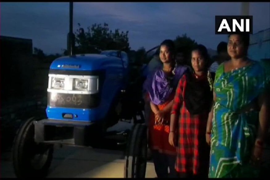 দিনকয়েক আগে যখন চিতোরের বাসিন্দা নাগেশ্বর রাও লকডাউনের ফলে সর্বশান্ত হয়ে পড়েন। তখন তার জন্যও সাহায্যের হাত বাড়িয়ে দিয়েছিলেন সোনু। তাঁর বাড়িতে হাল চষার জন্য ট্রাক্টর পাঠিয়ে দেন তিনি। দিনকয়েক আগে যখন চিতোরের বাসিন্দা নাগেশ্বর রাও লকডাউনের ফলে সর্বশান্ত হয়ে পড়েন। তখন তার জন্যও সাহায্যের হাত বাড়িয়ে দিয়েছিলেন সোনু। তাঁর বাড়িতে হাল চষার জন্য ট্রাক্টর পাঠিয়ে দেন তিনি।