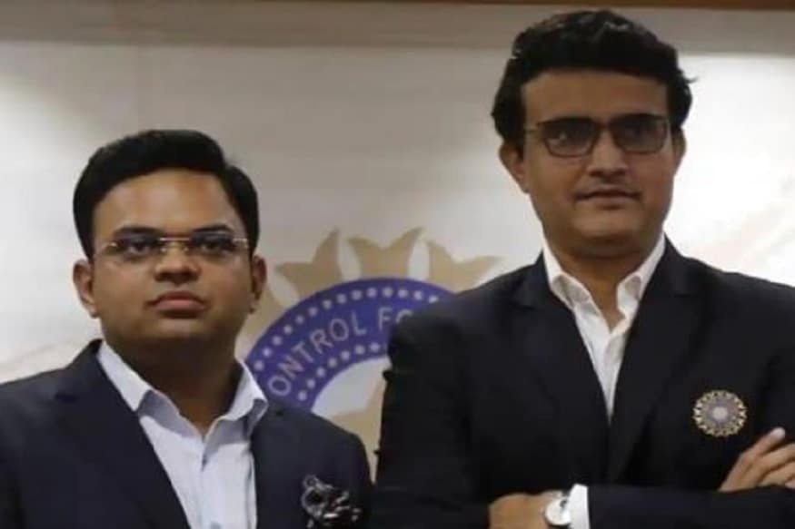গতবছর অক্টোবর মাসে বিসিসিআই প্রেসিডেন্ট হিসেবে সৌরভ গঙ্গোপাধ্যায় দায়িত্ব নেন। তার আগে সিএবি সচিব এবং প্রেসিডেন্ট হিসেবে পাঁচ বছরের বেশি সময় কাটিয়েছেন সৌরভ। অন্যদিকে অমিত শাহর ছেলে জয় শাহও গুজরাট ক্রিকেট অ্যাসোসিয়েশন ও বিসিসিআই মিলিয়ে ৬ বছর মেয়াদ পূর্ণ করেছেন। বিসিসিআইয়ের তরফ থেকে কোষাধক্ষ্য অরুণ সিং ধুমাল সুপ্রিম কোর্টে আবেদন করেছেন যাতে বোর্ডের সংবিধান মডিফাই করে সৌরভ এবং জয় শাহকে ২০২৫ পর্যন্ত প্রেসিডেন্ট ও সেক্রেটারি হিসেবে কাজ চালিয়ে দেওয়ার অনুমতি দেওয়া হয়। গতবছর অক্টোবর মাসে বিসিসিআই প্রেসিডেন্ট হিসেবে সৌরভ গঙ্গোপাধ্যায় দায়িত্ব নেন। তার আগে সিএবি সচিব এবং প্রেসিডেন্ট হিসেবে পাঁচ বছরের বেশি সময় কাটিয়েছেন সৌরভ। অন্যদিকে অমিত শাহর ছেলে জয় শাহও গুজরাট ক্রিকেট অ্যাসোসিয়েশন ও বিসিসিআই মিলিয়ে ৬ বছর মেয়াদ পূর্ণ করেছেন। বিসিসিআইয়ের তরফ থেকে কোষাধক্ষ্য অরুণ সিং ধুমাল সুপ্রিম কোর্টে আবেদন করেছেন যাতে বোর্ডের সংবিধান মডিফাই করে সৌরভ এবং জয় শাহকে ২০২৫ পর্যন্ত প্রেসিডেন্ট ও সেক্রেটারি হিসেবে কাজ চালিয়ে দেওয়ার অনুমতি দেওয়া হয়।