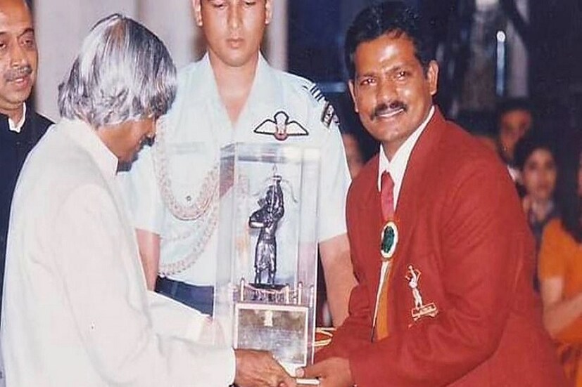 আবার মারণ করোনা কেড়ে নিল প্রাণ । এবার এক কৃতী ক্রীড়াবিদ চলে গেলেন আকালেই । ৫! বছরে প্রয়াত বিখ্যাত প্যারা ব্যাডমিন্টন খেলোয়াড় রমেশ তুকারাম। Photo- File আবার মারণ করোনা কেড়ে নিল প্রাণ । এবার এক কৃতী ক্রীড়াবিদ চলে গেলেন আকালেই । ৫! বছরে প্রয়াত বিখ্যাত প্যারা ব্যাডমিন্টন খেলোয়াড় রমেশ তুকারাম। Photo- File