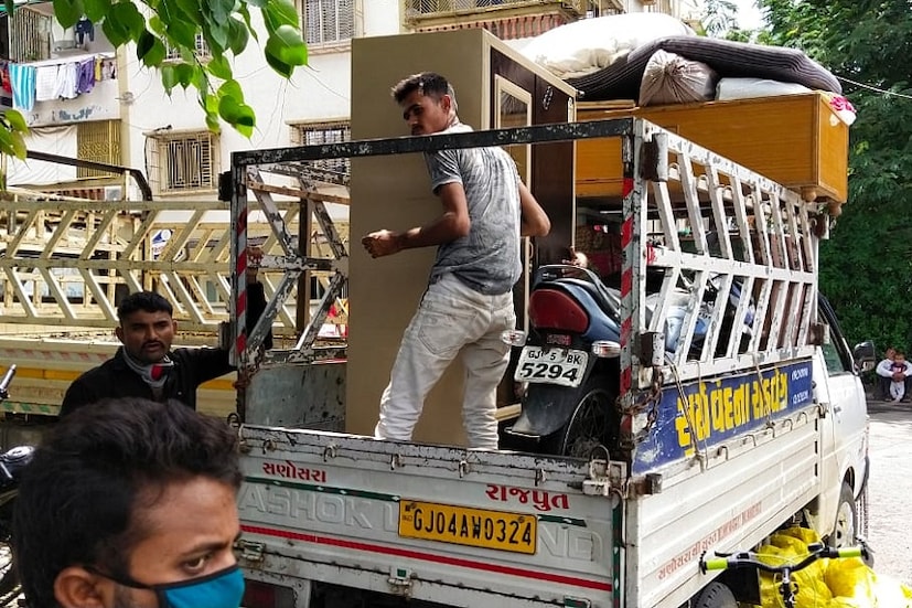 • করোনা ভাইরাস ছড়িয়ে পড়ার পরপরই এসেছে লকডাউন। আর সেই লকডাউনে অন্য অনেক ব্যবসার মতোই ক্ষতির মুখে পড়েছে সুরাতের হিরে বাণিজ্য। মাঝে এক–দু’‌দিনের জন্য দোকান খুললেও আবার করোনা সংক্রমণ দেখা দেওয়ায় বন্ধ হয়ে গিয়েছে সব।