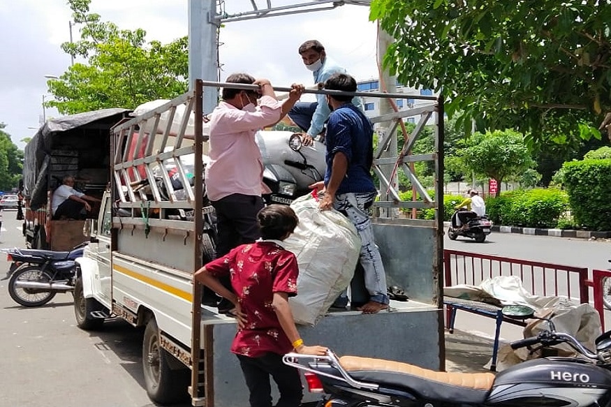 • তাই অনেকেই একেবারে দোকানপাট, নিজের সম্পত্তি গুছিয়ে পাড়ি দিচ্ছেন অন্যত্র। বিশেষজ্ঞরা বলছেন, প্রায় ১৫০০ পরিবার এখনও পর্যন্ত এলাকা ছেড়েছে। • তাই অনেকেই একেবারে দোকানপাট, নিজের সম্পত্তি গুছিয়ে পাড়ি দিচ্ছেন অন্যত্র। বিশেষজ্ঞরা বলছেন, প্রায় ১৫০০ পরিবার এখনও পর্যন্ত এলাকা ছেড়েছে।