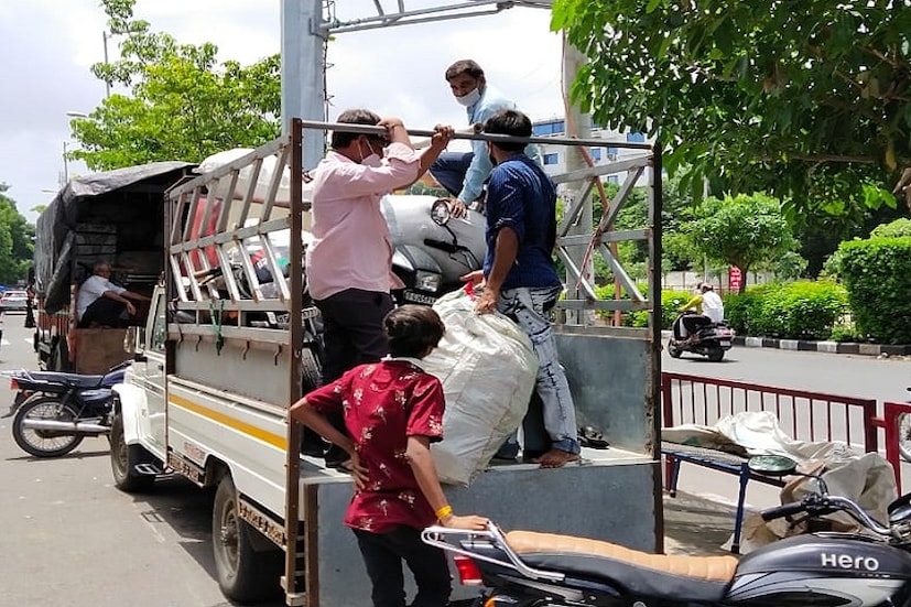 • তাই অনেকেই একেবারে দোকানপাট, নিজের সম্পত্তি গুছিয়ে পাড়ি দিচ্ছেন অন্যত্র। বিশেষজ্ঞরা বলছেন, প্রায় ১৫০০ পরিবার এখনও পর্যন্ত এলাকা ছেড়েছে।