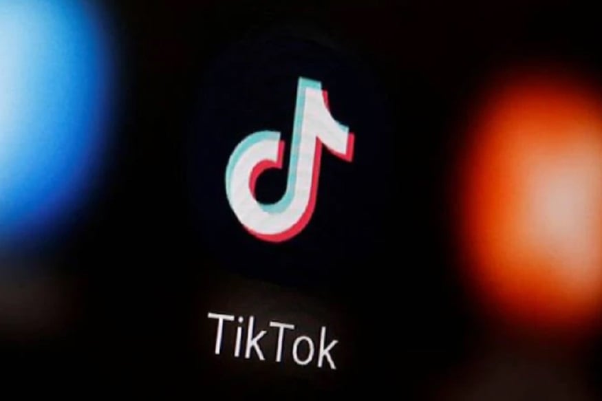 TikTok-এর পেরেন্ট কোম্পানি হল ByteDance (বাইটডান্স)৷ এটি চিনের সংস্থা৷ ByteDance-এর আওতায় যতগুলি অ্যাপ রয়েছে, তার মধ্যে TikTok সবচেয়ে জনপ্রিয়৷ নিষেধাজ্ঞা থেকে বাঁচতে এ বার পেরেন্ট সংস্থা বাইটডান্স-এর সঙ্গে সম্পর্কে ইতি টানতে চায় TikTok৷ হোয়াইট হাউসের অর্থনৈতিক উপদেষ্টা ল্যারি কুডলোর কথায়, 'আমরা এখনও চূড়ান্ত সিদ্ধান্ত নিইনি৷ যদিও TikTok একাধিক পরিকল্পনার কথা জানিয়েছে৷ তবে কংক্রিট কোনও পদক্ষেপ এখনও দেখছি না৷ আমার মনে হয়, চিনের ওই সংস্থা থেকে নিজেদের ছিন্ন করবে TikTok৷' TikTok-এর পেরেন্ট কোম্পানি হল ByteDance (বাইটডান্স)৷ এটি চিনের সংস্থা৷ ByteDance-এর আওতায় যতগুলি অ্যাপ রয়েছে, তার মধ্যে TikTok সবচেয়ে জনপ্রিয়৷ নিষেধাজ্ঞা থেকে বাঁচতে এ বার পেরেন্ট সংস্থা বাইটডান্স-এর সঙ্গে সম্পর্কে ইতি টানতে চায় TikTok৷ হোয়াইট হাউসের অর্থনৈতিক উপদেষ্টা ল্যারি কুডলোর কথায়, 'আমরা এখনও চূড়ান্ত সিদ্ধান্ত নিইনি৷ যদিও TikTok একাধিক পরিকল্পনার কথা জানিয়েছে৷ তবে কংক্রিট কোনও পদক্ষেপ এখনও দেখছি না৷ আমার মনে হয়, চিনের ওই সংস্থা থেকে নিজেদের ছিন্ন করবে TikTok৷'