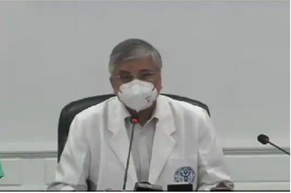 দেশের বহু রাজ্যে শহর ধরে ধরে শুরু হয়েছে কড়া লকডাউন! এই বিষয়ে IIMS-এর ডিরেক্টর রণদীপ গুলেরিয়া জানান, '' আমাদের দেখতে হবে লকডাউনের মধ্যে এমন কোনও অঞ্চল পড়ছে কিনা, যেখানে সংক্রমণের হার ব্যাপক। কড়া কন্টেইনমেন্ট স্ট্র্যাটেজি দিয়ে মোকাবিলা করতে হবে এই ভাইরাসকে। শুধু লকডাউনেই চলবে না, প্রতিটি বাড়িতে নজর রাখতে হবে। এইভাবেই এক-একটি এলাকায় সংক্রমণ কমবে। আক্রান্তকে চিহ্নিত করা, আইসোলেশনে রাখা এবং লকডাউন... এই ৩টি প্রক্রিয়ার মাধ্যমেই করোনাকে হারানো সম্ভব। দেশের বহু রাজ্যে শহর ধরে ধরে শুরু হয়েছে কড়া লকডাউন! এই বিষয়ে IIMS-এর ডিরেক্টর রণদীপ গুলেরিয়া জানান, '' আমাদের দেখতে হবে লকডাউনের মধ্যে এমন কোনও অঞ্চল পড়ছে কিনা, যেখানে সংক্রমণের হার ব্যাপক। কড়া কন্টেইনমেন্ট স্ট্র্যাটেজি দিয়ে মোকাবিলা করতে হবে এই ভাইরাসকে। শুধু লকডাউনেই চলবে না, প্রতিটি বাড়িতে নজর রাখতে হবে। এইভাবেই এক-একটি এলাকায় সংক্রমণ কমবে। আক্রান্তকে চিহ্নিত করা, আইসোলেশনে রাখা এবং লকডাউন... এই ৩টি প্রক্রিয়ার মাধ্যমেই করোনাকে হারানো সম্ভব।