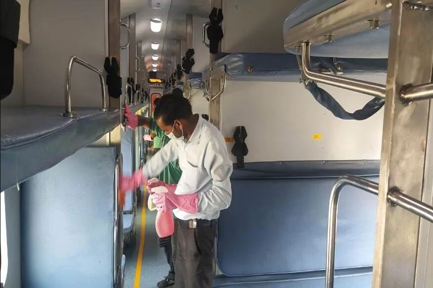 যাতে কোনও ধরণের ফাঁক ফোঁকর না থাকে তা দেখতে বলা হয়েছে। যে সমস্ত জায়গা থেকে কোভিড সংক্রমণের হার নিয়ে প্রতিদিন রিপোর্ট আসছে তার মধ্যে অন্যতম হল শিলিগুড়ি ও কলকাতা। ফলে শিয়ালদহ থেকে নিউ আলিপুরদুয়ার এর মধ্যে চলা এসি এক্সপ্রেস স্যানিটাইজেশনের জন্যে বিশেষ নজর দেওয়া হচ্ছে। এই ট্রেনের সমস্ত কোচের সিট, দরজার হ্যান্ড রেল, জানলার ফ্রেম সবকিছু স্যানিটাইজ করা হচ্ছে যথাযথ ভাবে। যাতে কোনও ধরণের ফাঁক ফোঁকর না থাকে তা দেখতে বলা হয়েছে। যে সমস্ত জায়গা থেকে কোভিড সংক্রমণের হার নিয়ে প্রতিদিন রিপোর্ট আসছে তার মধ্যে অন্যতম হল শিলিগুড়ি ও কলকাতা। ফলে শিয়ালদহ থেকে নিউ আলিপুরদুয়ার এর মধ্যে চলা এসি এক্সপ্রেস স্যানিটাইজেশনের জন্যে বিশেষ নজর দেওয়া হচ্ছে। এই ট্রেনের সমস্ত কোচের সিট, দরজার হ্যান্ড রেল, জানলার ফ্রেম সবকিছু স্যানিটাইজ করা হচ্ছে যথাযথ ভাবে।