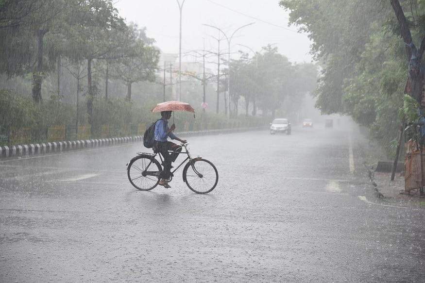 শুক্রবারেও দার্জিলিং শহর উপরের দিকের ৫ জেলাতেই ভারী বৃষ্টির সম্ভাবনা। শনিবার থেকে বৃষ্টি কিছুটা কমবে উত্তরবঙ্গের জেলাগুলিতে। অসম, মেঘালয়, অরুণাচল প্রদেশে ভারী বৃষ্টি হলে উত্তরবঙ্গের জেলাগুলিতে এর প্রভাব পড়বে। সক্রিয় মৌসুমী অক্ষরেখা। ঘূর্ণাবর্ত রয়েছে উত্তরবঙ্গ ও সংলগ্ন বাংলাদেশ এলাকায়। আরও একটি ঘূর্ণাবর্ত দক্ষিণ-পূর্ব ও দক্ষিণ-পশ্চিম বঙ্গোপসাগর এলাকায়। রাজস্থানের ওপর রয়েছে আরও একটি ঘূর্ণাবর্ত। পশ্চিমী অক্ষরেখা সক্রিয় জম্মু-কাশ্মীর থেকে আরব সাগরের পাকিস্তান উপকূল অর্থাৎ উত্তর-পূর্ব আরবসাগর এলাকা পর্যন্ত বিস্তৃত। উত্তর-দক্ষিণ নিম্নচাপ অক্ষরেখা রয়েছে বিহার থেকে ওডিশা উপকূল পর্যন্ত। শুক্রবারেও দার্জিলিং শহর উপরের দিকের ৫ জেলাতেই ভারী বৃষ্টির সম্ভাবনা। শনিবার থেকে বৃষ্টি কিছুটা কমবে উত্তরবঙ্গের জেলাগুলিতে। অসম, মেঘালয়, অরুণাচল প্রদেশে ভারী বৃষ্টি হলে উত্তরবঙ্গের জেলাগুলিতে এর প্রভাব পড়বে। সক্রিয় মৌসুমী অক্ষরেখা। ঘূর্ণাবর্ত রয়েছে উত্তরবঙ্গ ও সংলগ্ন বাংলাদেশ এলাকায়। আরও একটি ঘূর্ণাবর্ত দক্ষিণ-পূর্ব ও দক্ষিণ-পশ্চিম বঙ্গোপসাগর এলাকায়। রাজস্থানের ওপর রয়েছে আরও একটি ঘূর্ণাবর্ত। পশ্চিমী অক্ষরেখা সক্রিয় জম্মু-কাশ্মীর থেকে আরব সাগরের পাকিস্তান উপকূল অর্থাৎ উত্তর-পূর্ব আরবসাগর এলাকা পর্যন্ত বিস্তৃত। উত্তর-দক্ষিণ নিম্নচাপ অক্ষরেখা রয়েছে বিহার থেকে ওডিশা উপকূল পর্যন্ত।