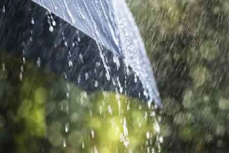 আগামী ২৪ ঘণ্টায় কলকাতাসহ দক্ষিণবঙ্গের বিভিন্ন জেলায় বজ্রবিদ্যুৎ-সহ দু-এক পশলা বৃষ্টির সম্ভাবনা। উত্তরবঙ্গ লাগোয়া জেলাগুলিতে বৃষ্টির সম্ভাবনা কিছুটা বেশি। দু-এক পশলা বৃষ্টি হতে পারে পশ্চিমের জেলাগুলিতে। প্রবল বৃষ্টি হবে আলিপুরদুয়ার ও কালিম্পং জেলায়। এই দুই জেলার ২০০ মিলিমিটার পর্যন্ত বা তার বেশি বৃষ্টিপাত হওয়ার আশঙ্কা। ৭০ থেকে ২০০ মিলিমিটার পর্যন্ত বৃষ্টি হতে পারে দার্জিলিং, জলপাইগুড়ি, কোচবিহারে। ৭০ থেকে ১০০ মিলিমিটার পর্যন্ত বৃষ্টি হতে পারে মালদহ, উত্তর ও দক্ষিণ দিনাজপুরে। আগামী ২৪ ঘণ্টায় কলকাতাসহ দক্ষিণবঙ্গের বিভিন্ন জেলায় বজ্রবিদ্যুৎ-সহ দু-এক পশলা বৃষ্টির সম্ভাবনা। উত্তরবঙ্গ লাগোয়া জেলাগুলিতে বৃষ্টির সম্ভাবনা কিছুটা বেশি। দু-এক পশলা বৃষ্টি হতে পারে পশ্চিমের জেলাগুলিতে। প্রবল বৃষ্টি হবে আলিপুরদুয়ার ও কালিম্পং জেলায়। এই দুই জেলার ২০০ মিলিমিটার পর্যন্ত বা তার বেশি বৃষ্টিপাত হওয়ার আশঙ্কা। ৭০ থেকে ২০০ মিলিমিটার পর্যন্ত বৃষ্টি হতে পারে দার্জিলিং, জলপাইগুড়ি, কোচবিহারে। ৭০ থেকে ১০০ মিলিমিটার পর্যন্ত বৃষ্টি হতে পারে মালদহ, উত্তর ও দক্ষিণ দিনাজপুরে।