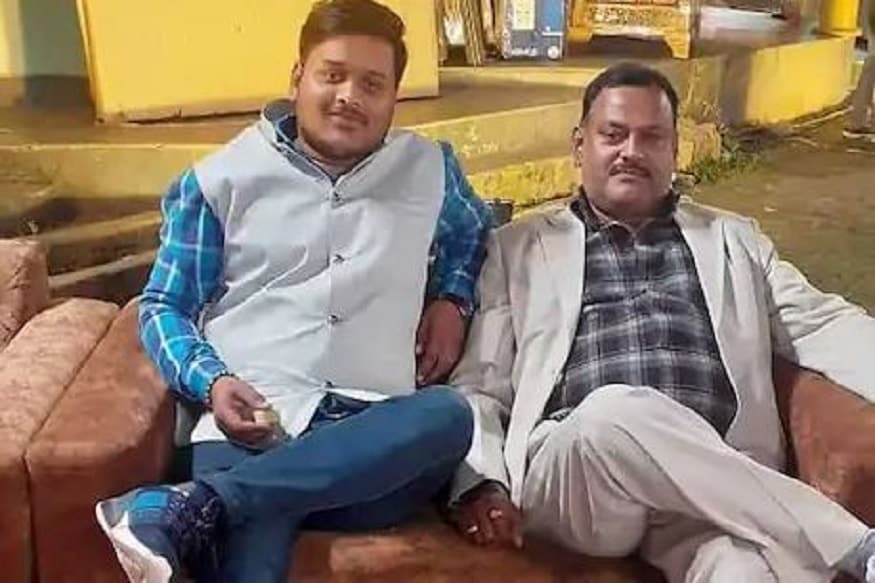 চৌবেপুরের ৮ পুলিশ খুনে অভিযুক্ত বিকাশ দুবের ডান হাত অমর দুবেকে খতম করল উত্তরপ্রদেশ পুলিশের স্পেশ্যাল ব্রাঞ্চ৷ বৃহস্পতিবার গভীর রাতে দুষ্কৃতীদের সঙ্গে পুলিশের গুলির লড়াইয়ের পর থেকেই বেপাত্তা মূল অভিযুক্ত বিকাশ৷ এবার তার সঙ্গী এবং খুবই ঘনিষ্ঠ অমরের মৃত্যু হল পুলিশের এনকাউন্টারে৷ হামিরপুরে বুধবার সকাল থেকে দু’পক্ষের গুলির লড়াই শুরু হয়৷ অমরকে ঘিরে ধরে পুলিশ৷ শেষ পর্যন্ত হার মানতে হয় দুষ্কৃতীকে৷Photo- File চৌবেপুরের ৮ পুলিশ খুনে অভিযুক্ত বিকাশ দুবের ডান হাত অমর দুবেকে খতম করল উত্তরপ্রদেশ পুলিশের স্পেশ্যাল ব্রাঞ্চ৷ বৃহস্পতিবার গভীর রাতে দুষ্কৃতীদের সঙ্গে পুলিশের গুলির লড়াইয়ের পর থেকেই বেপাত্তা মূল অভিযুক্ত বিকাশ৷ এবার তার সঙ্গী এবং খুবই ঘনিষ্ঠ অমরের মৃত্যু হল পুলিশের এনকাউন্টারে৷ হামিরপুরে বুধবার সকাল থেকে দু’পক্ষের গুলির লড়াই শুরু হয়৷ অমরকে ঘিরে ধরে পুলিশ৷ শেষ পর্যন্ত হার মানতে হয় দুষ্কৃতীকে৷Photo- File