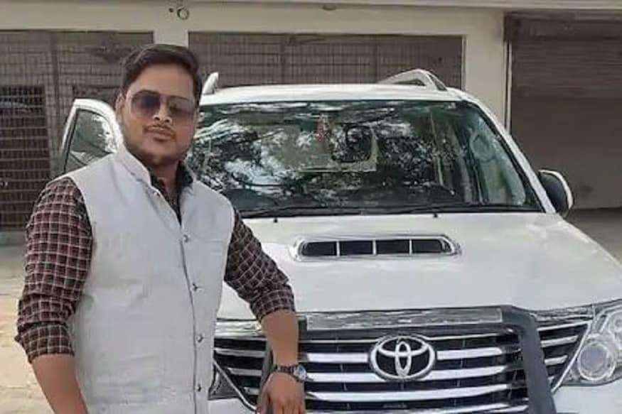 তাঁর নাতি সঙ্গে না থাকলেও শোকস্তব্ধ হয়ে গেছেন তিনি ৷ তার পরিষ্কার কথা পুরো পরিবারটা বরবাদ হয়ে গেল৷ তিনি জানিয়েছেন অতুল আর অমর তাঁকে কিছু জানাতও না তারা কি করে ৷ তবে নাতির এভাবে অকালে চলে যাওয়ায় বৃদ্ধা শোকস্তব্ধ ৷ তিনি বলেছেন পরিবারের উত্তরসূরীর এভাবে চলে যাওয়া মর্মান্তিক ৷Photo- File তাঁর নাতি সঙ্গে না থাকলেও শোকস্তব্ধ হয়ে গেছেন তিনি ৷ তার পরিষ্কার কথা পুরো পরিবারটা বরবাদ হয়ে গেল৷ তিনি জানিয়েছেন অতুল আর অমর তাঁকে কিছু জানাতও না তারা কি করে ৷ তবে নাতির এভাবে অকালে চলে যাওয়ায় বৃদ্ধা শোকস্তব্ধ ৷ তিনি বলেছেন পরিবারের উত্তরসূরীর এভাবে চলে যাওয়া মর্মান্তিক ৷Photo- File