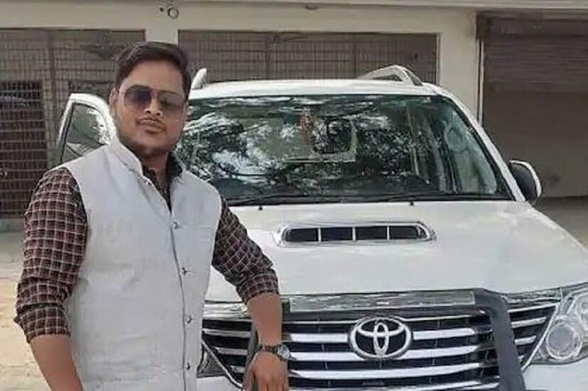 তাঁর নাতি সঙ্গে না থাকলেও শোকস্তব্ধ হয়ে গেছেন তিনি ৷ তার পরিষ্কার কথা পুরো পরিবারটা বরবাদ হয়ে গেল৷ তিনি জানিয়েছেন অতুল আর অমর তাঁকে কিছু জানাতও না তার কি করে ৷ তবে নাতির এভাবে অকালে চলে যাওয়ায় বৃদ্ধা শোকস্তব্ধ ৷ তিনি বলেছেন পরিবারের উত্তরসূরীর এভাবে চলে যাওয়া মর্মান্তিক ৷Photo- File